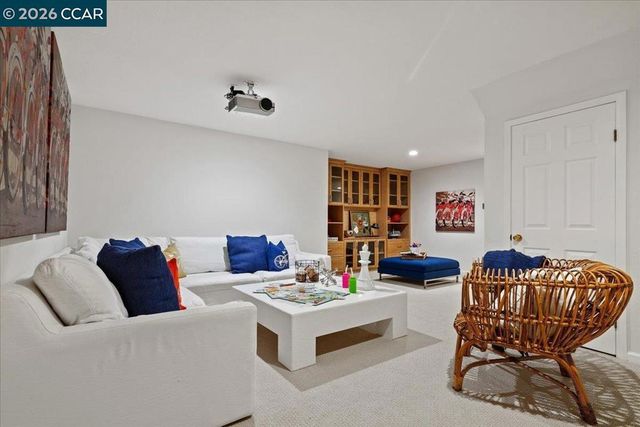 1076 N Thompson Rd, Lafayette, CA 94549