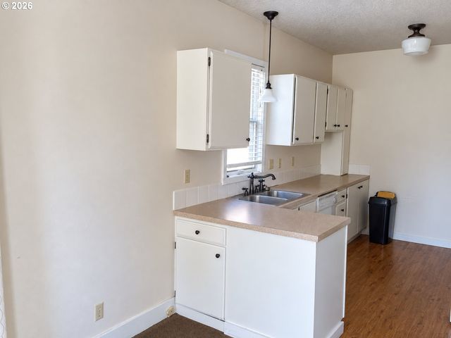 2246 Nw GLISAN St, Portland, OR 97210