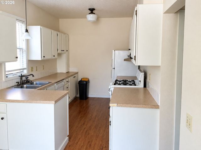 2246 Nw GLISAN St, Portland, OR 97210