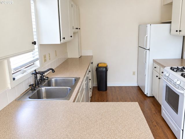 2246 Nw GLISAN St, Portland, OR 97210