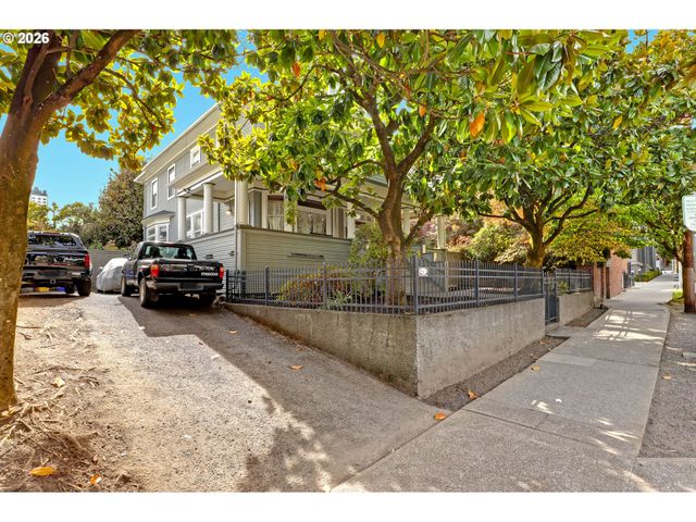 2246 Nw GLISAN St, Portland, OR 97210