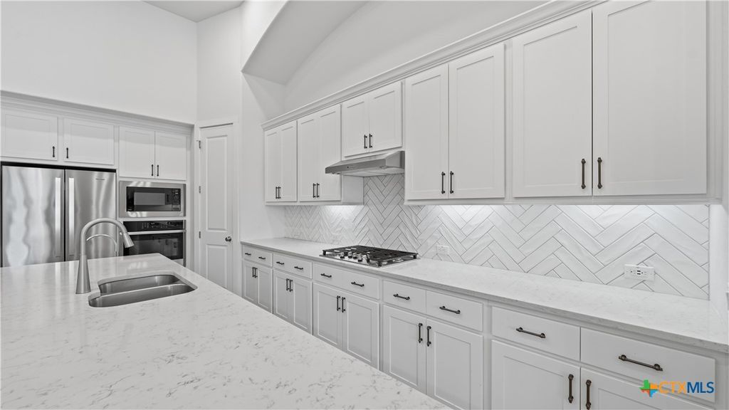 Image 10 of property listing at 1323 Academy Oaks Drive, San Marcos, TX 78666