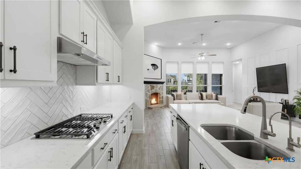 Image 13 of property listing at 1323 Academy Oaks Drive, San Marcos, TX 78666