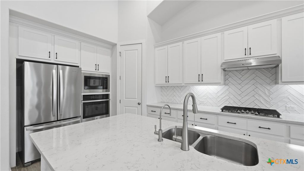 Image 9 of property listing at 1323 Academy Oaks Drive, San Marcos, TX 78666