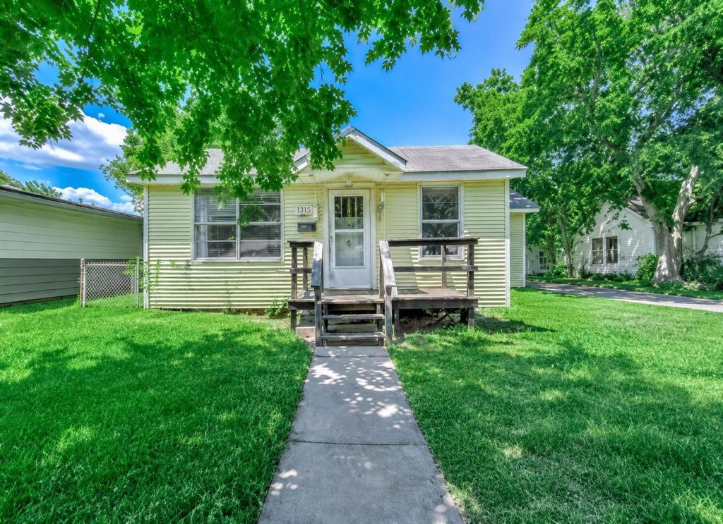 207 N Logan Street, Texas City, TX 77590