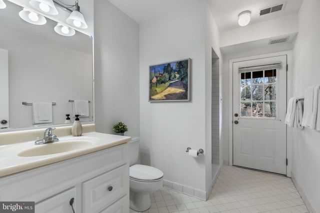 6114 BEACHWAY DR, Falls Church, VA 22041