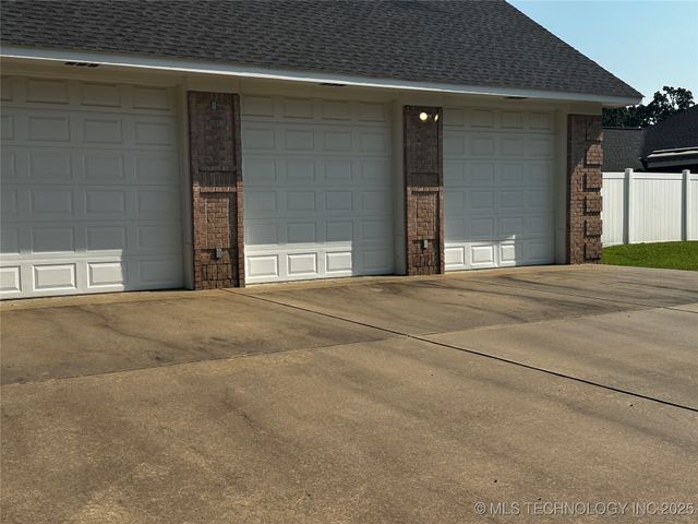 2289 W Community Chapel Road, Atoka, OK 74525
