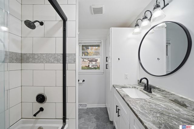 5030 Spruce Street, Lincoln, NE 68516