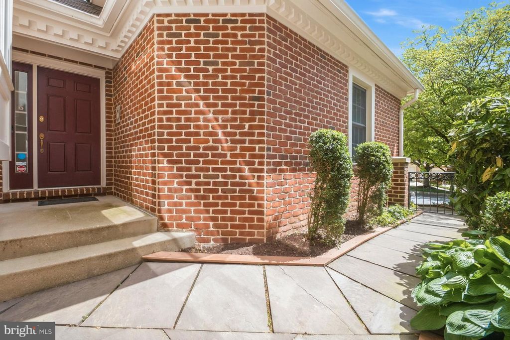 Image 3 of property listing at 6440 CLOISTER GATE DR, Baltimore, MD 21212