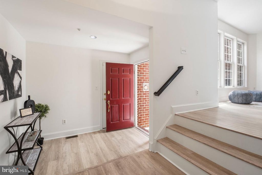Image 6 of property listing at 6440 CLOISTER GATE DR, Baltimore, MD 21212