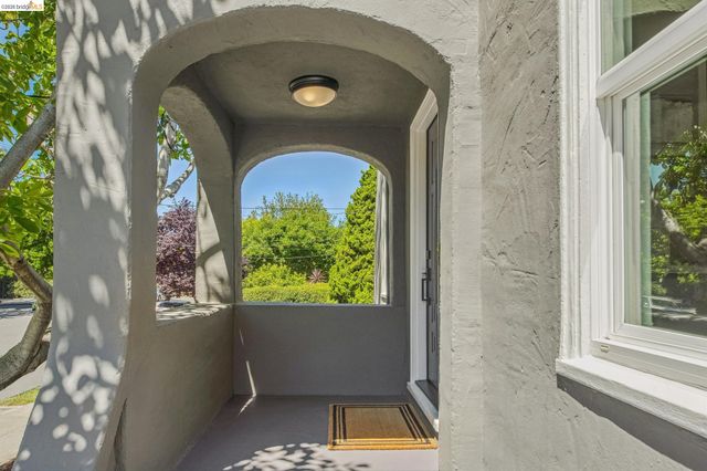 5208 Miles Ave, Oakland, CA 94618