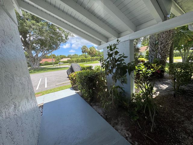 744 Lago Road 1f, Delray Beach, FL 33445