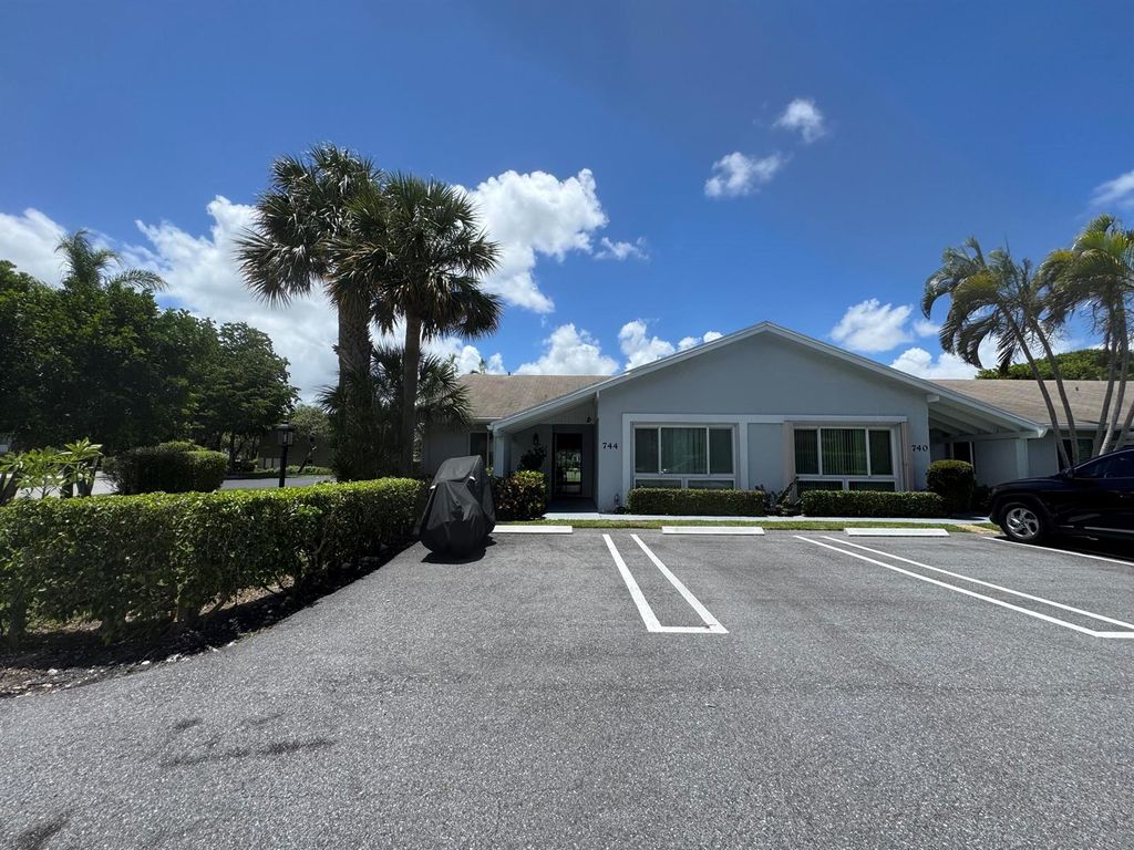 744 Lago Road 1f, Delray Beach, FL 33445