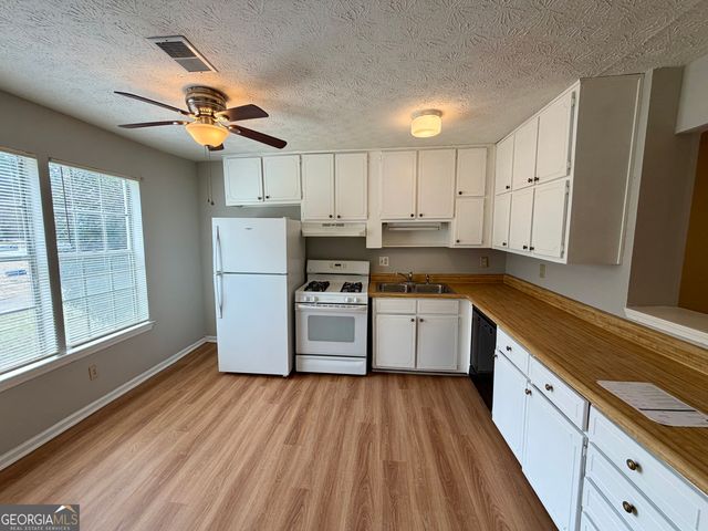 8515 Pineland Drive, Jonesboro, GA 30238