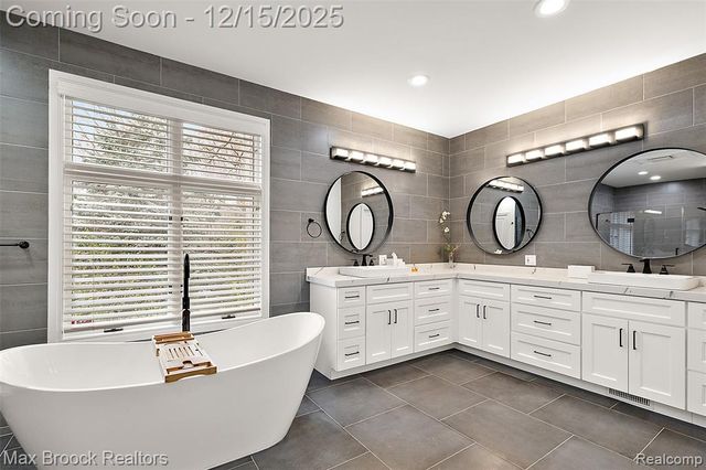 7515 Hiddenbrook Lane, Bloomfield Hills, MI 48301