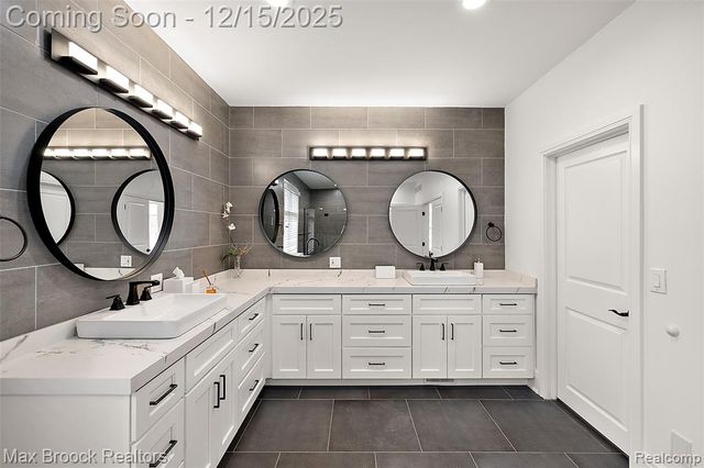 7515 Hiddenbrook Lane, Bloomfield Hills, MI 48301