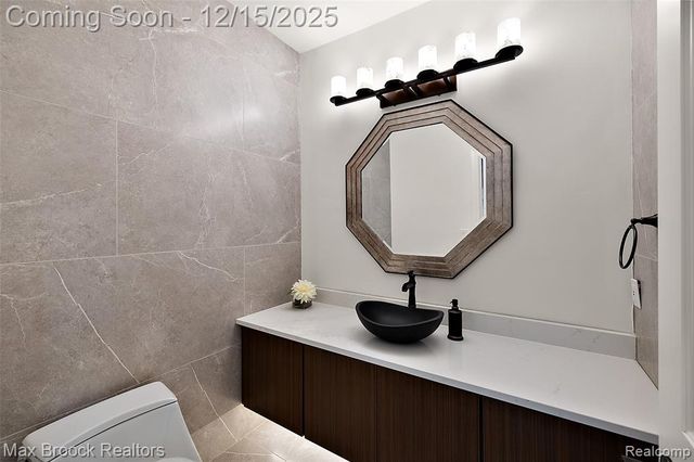 7515 Hiddenbrook Lane, Bloomfield Hills, MI 48301