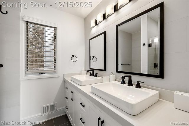 7515 Hiddenbrook Lane, Bloomfield Hills, MI 48301