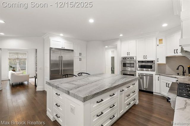 7515 Hiddenbrook Lane, Bloomfield Hills, MI 48301