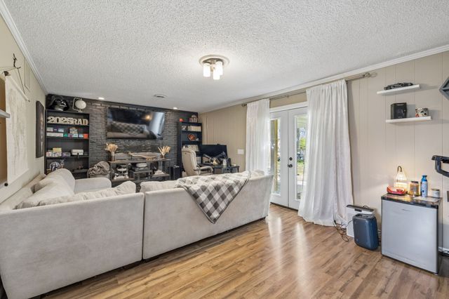 590 Indian Lake Rd, Hendersonville, TN 37075