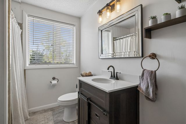 590 Indian Lake Rd, Hendersonville, TN 37075