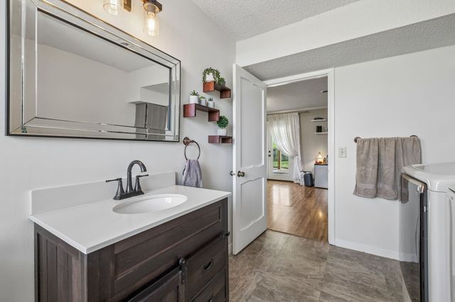 590 Indian Lake Rd, Hendersonville, TN 37075