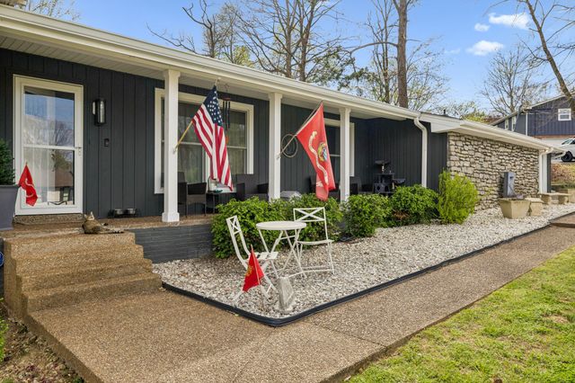 590 Indian Lake Rd, Hendersonville, TN 37075