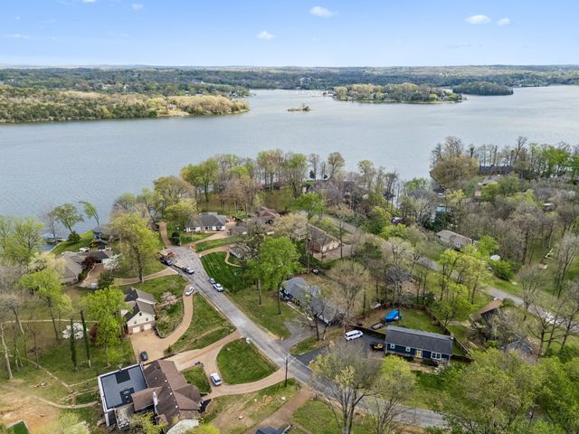590 Indian Lake Rd, Hendersonville, TN 37075