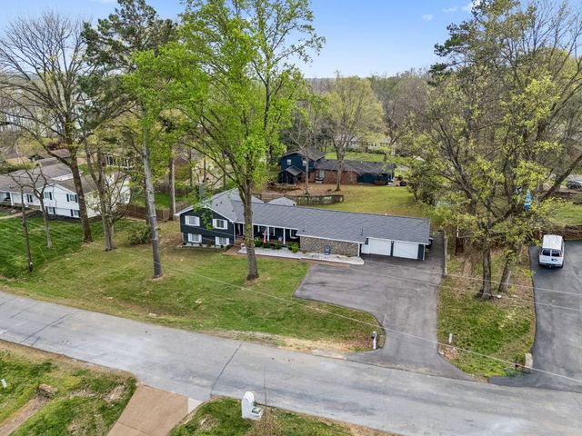 590 Indian Lake Rd, Hendersonville, TN 37075