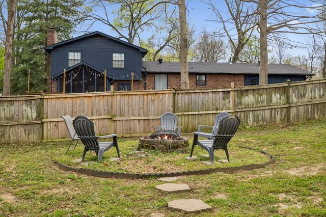 590 Indian Lake Rd, Hendersonville, TN 37075