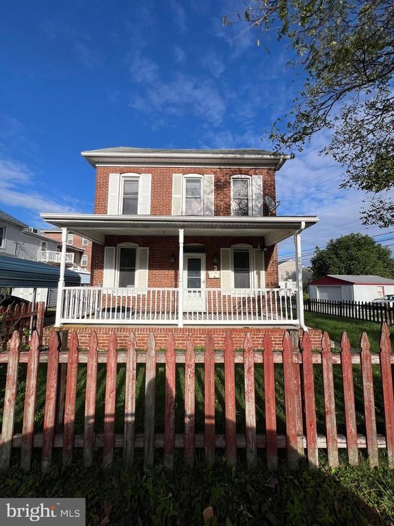 3 SPRENKLE AVE, Hanover, PA 17331