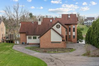 10785 Oxbow Lakeshore Drive, White Lake, MI 48386