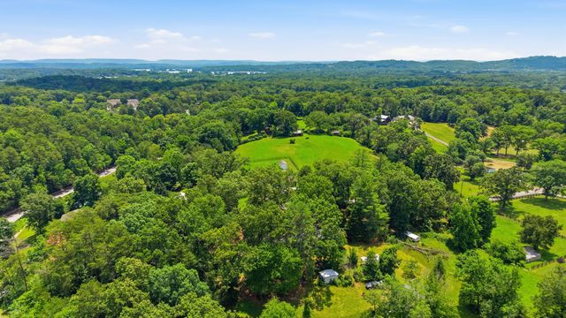 8525 W Crabtree Road, Hixson, TN 37343