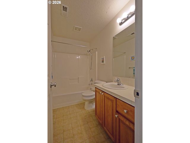999 Se SACHA Pl, Hillsboro, OR 97123
