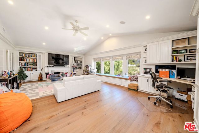 27 Horseshoe Lane, Palos Verdes Peninsula, CA 90274