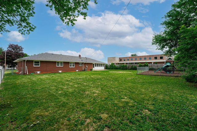 427 BURRWOOD Avenue, Loves Park, IL 61111