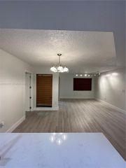 10813 NW 7th St 5-11, Miami, FL 33172