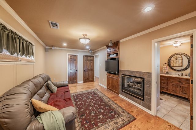 300 Shoreline Drive, Azle, TX 76020