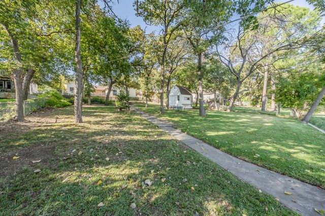 300 Shoreline Drive, Azle, TX 76020