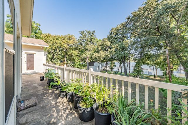 300 Shoreline Drive, Azle, TX 76020