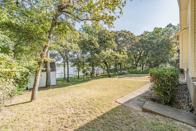 300 Shoreline Drive, Azle, TX 76020