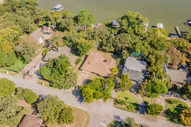300 Shoreline Drive, Azle, TX 76020