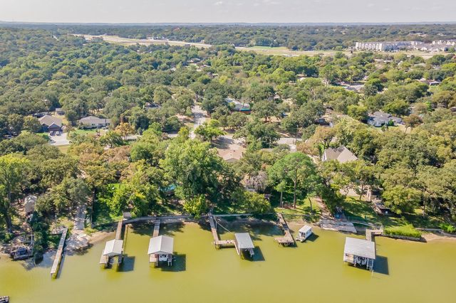 300 Shoreline Drive, Azle, TX 76020