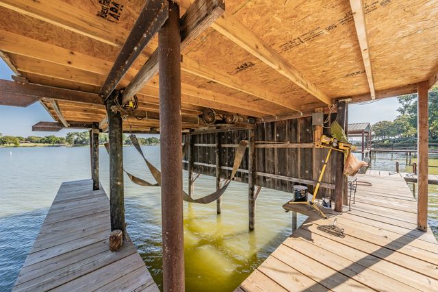 300 Shoreline Drive, Azle, TX 76020