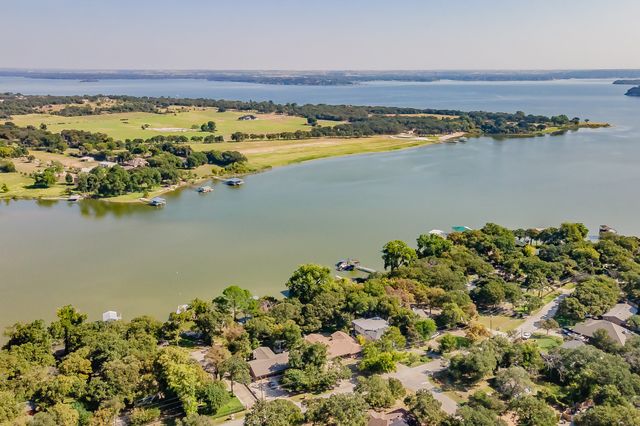 300 Shoreline Drive, Azle, TX 76020