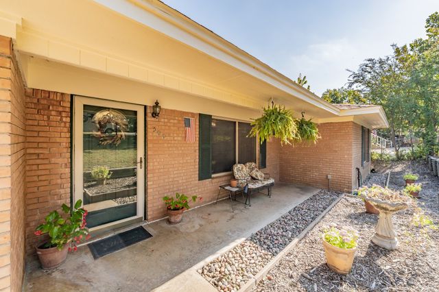 300 Shoreline Drive, Azle, TX 76020