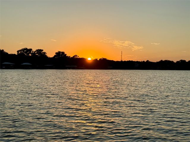 300 Shoreline Drive, Azle, TX 76020