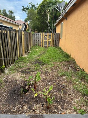55 SW 14th Ter 55, Homestead, FL 33030