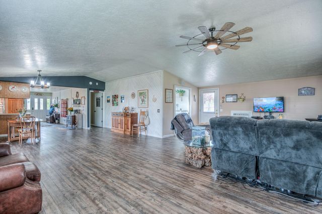 1048 SW Colfax Lane, Madras, OR 97741