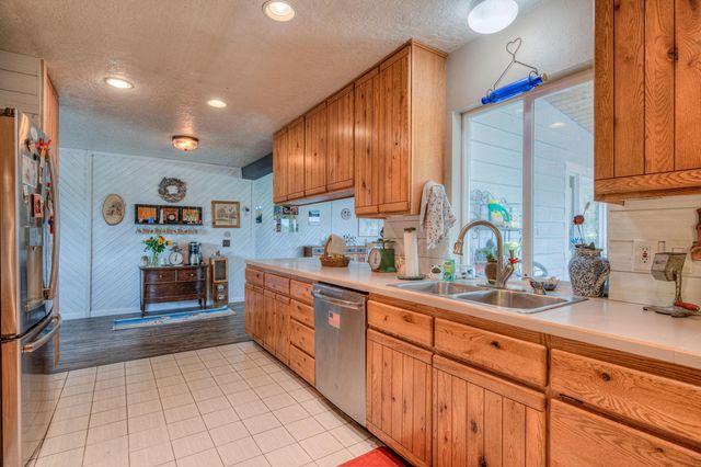 1048 SW Colfax Lane, Madras, OR 97741